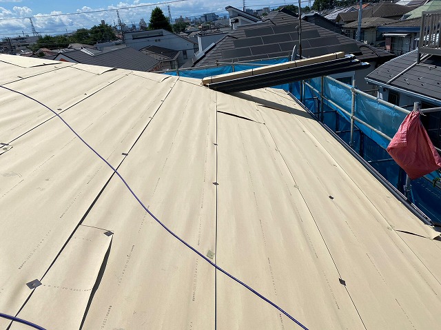 横暖ルーフαｓ　バズルーフ　カツキ板金　寄棟　屋根葺き替え　カバー工法